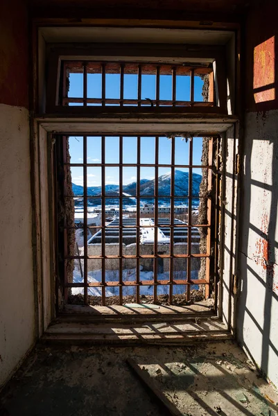 View through latticed window — Stock Photo, Image