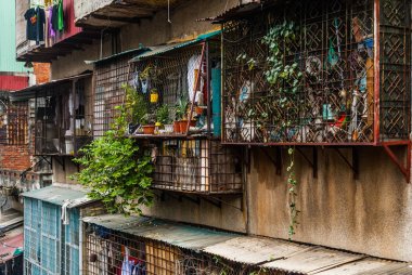 Kaba duvar balkon ve windows arka plan ile