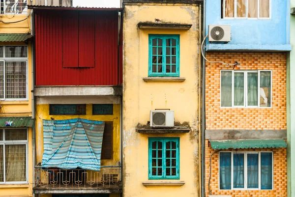 Kaba duvar balkon ve windows arka plan ile