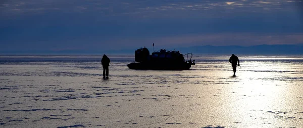 Силуэты Двух Человек Спасательная Лодка Воздушной Подушке Поверхности Замёрзшего Озера — стоковое фото