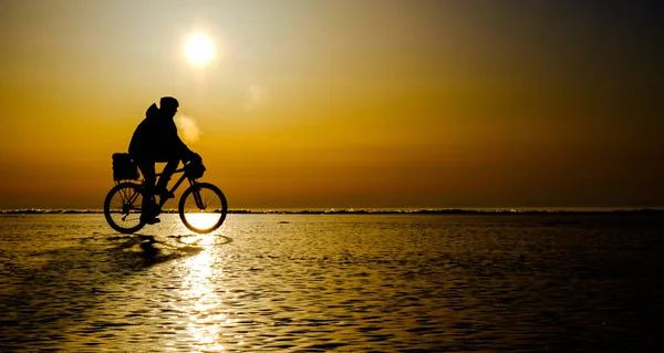 Silhouette Bicyclist Riding Clear Ice Surface Frozen Lake Morning Backlight — Stock Photo, Image
