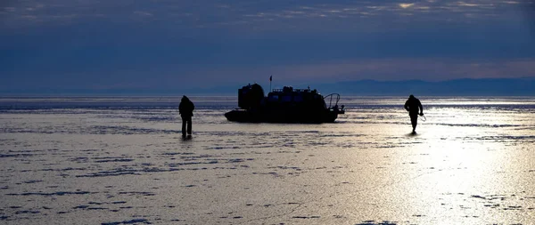 Силуети Двох Людей Рятувальний Корабель Поверхні Замерзлого Озера Байкал Світанку Стокова Картинка