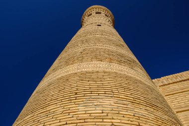 Gökyüzü arka planında eski bir minare. Orta Asya seyahat görünümü