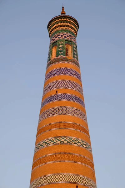 乌兹别克斯坦Khiva的Minaret Islam Khoja 夕阳西下天空背景上的老尖塔 中亚旅行观 — 图库照片