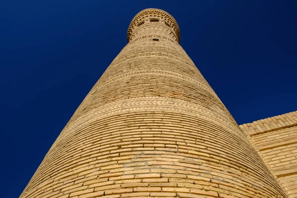 Gammal Antik Minaret Himlen Bakgrund Centralasien Reseutsikt Stockbild