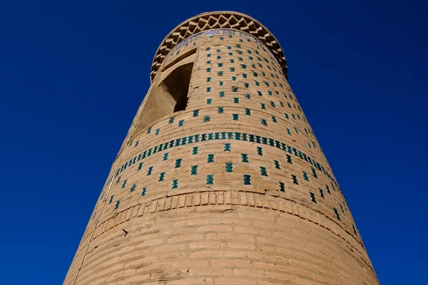 Gammal Antik Minaret Med Grön Inredning Himlen Bakgrund Centralasien Reseutsikt Royaltyfria Stockfoton