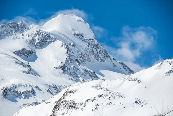 Pico Montaña Con Nubes Tormenta Nieve Cresta Vista Alpina Invierno —  Fotos de Stock