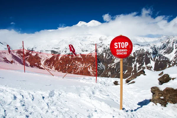 Avalanche Znak Ostrzegawczy Siatkę Ogrodzenia Górach Kaukazu Góra Elbrus Tle — Zdjęcie stockowe