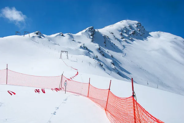 Avalanche Sinal Aviso Cerca Rede Nas Montanhas Cáucaso Monte Cheget — Fotografia de Stock