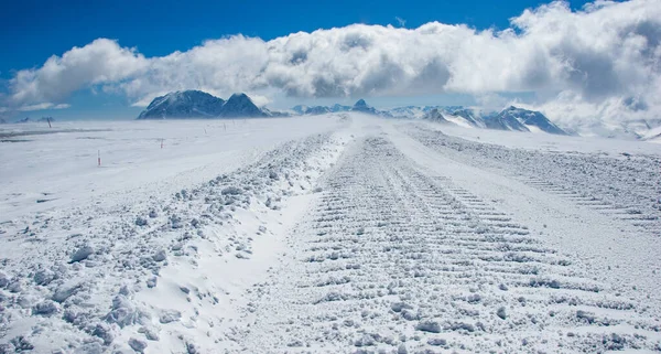 雪のための道路グルーミングマシン または雪の猫は 高い山の中で氷河の表面に スキーリゾート冬の景色 — ストック写真