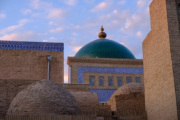 Daken Koepels Van Oude Stad Bij Zonsondergang Licht Khiva Oezbekistan Rechtenvrije Stockafbeeldingen