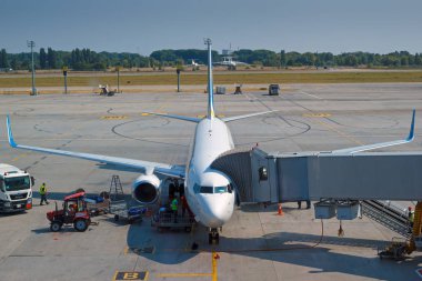 Boryspil, Ukrayna - 4 Eylül 2019: Kyiv havaalanındaki uçak pisti. 