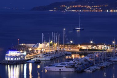 Tropea, İtalya - 6 Eylül 2019: Güney İtalya 'nın Tropea kasabasının gece aydınlanması. Tropea 'nın yat limanında gece ışıkları ve deniz manzarası