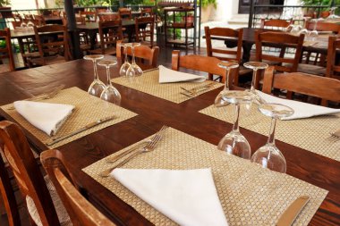 Kafeterya terasında klasik mobilyalı bir restoran. Güney İtalya restoranının terasında sabah vakti insan olmaz..