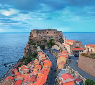 Scilla, İtalya - 7 Eylül 2019 Ruffo Kalesi 'ne ve yol kenarındaki çatılara bakın. Eski kasaba yerleşkesi, merkezden en iyi bakış açısı.