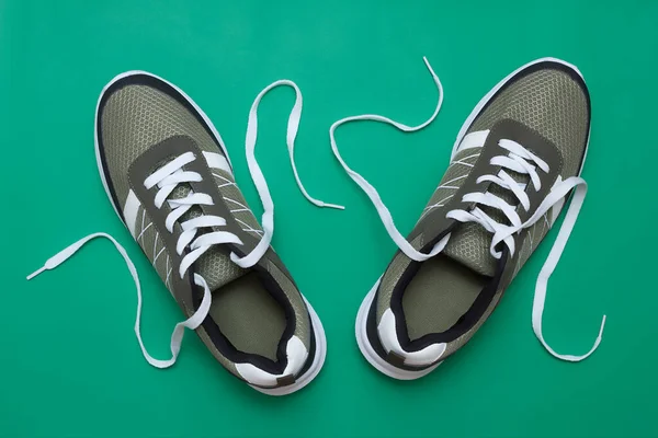 Olive Colore Scarpe Sportive Sneakers Coppia Con Lacci Bianchi Sfondo — Foto Stock