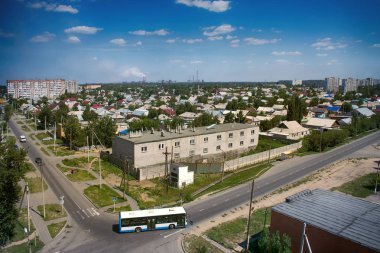 Kazakistan, Pavlodar - 24 Temmuz 2016: Kuzey Kazakistan 2016 yılında şehir Pavlodar. Sektör özel evler ve apartmanlar. Ana alanı SSCB'de bakir toprakların (bozkır) gelişme 