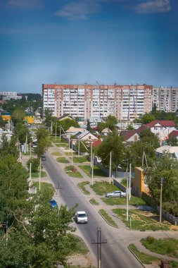 Kazakistan, Pavlodar - 24 Temmuz 2016: Kuzey Kazakistan 2016 yılında şehir Pavlodar. Sektör özel evler ve apartmanlar. Ana alanı SSCB'de bakir toprakların (bozkır) gelişme 