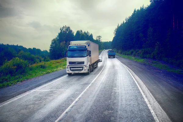 Russia, Ufa - July 27, 2016: lorry on highway-delivery of goods in bad weather threat. photo from the cab of a large truck on top — Stock Photo, Image