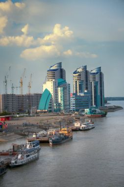 Şehir Barnaul Ob Nehri üzerinde tekne İskelesi