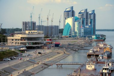 Şehir Barnaul Ob Nehri üzerinde tekne İskelesi