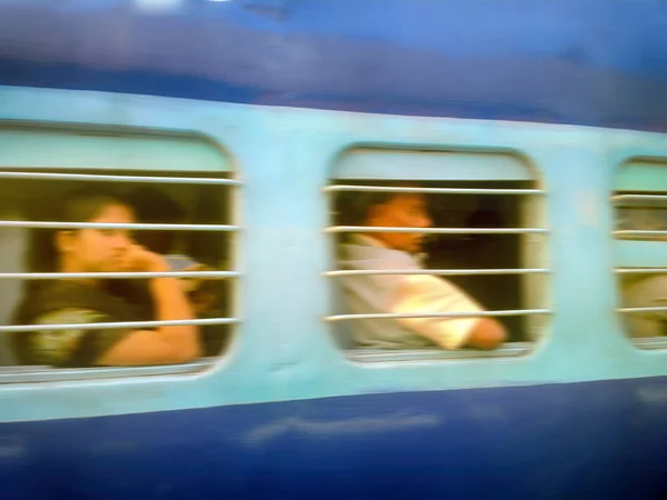Verschwommene Gesichter von Fahrgästen in schnell rasenden Zügen — Stockfoto