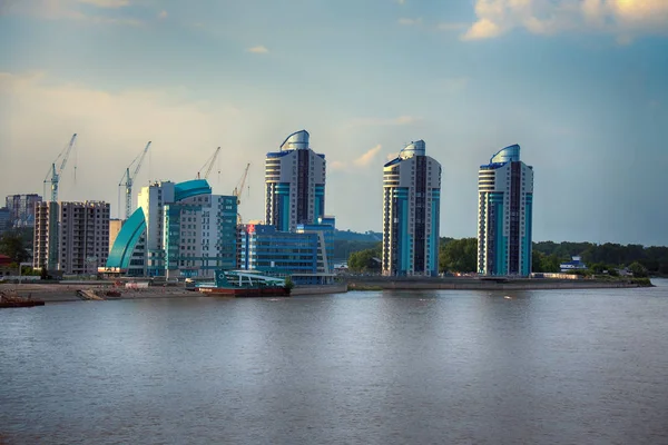 Şehir Barnaul Ob Nehri üzerinde tekne İskelesi