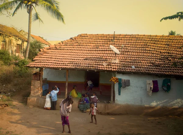 Życie w Indiach, gry dla dzieci w indyjskiej wiosce, — Zdjęcie stockowe