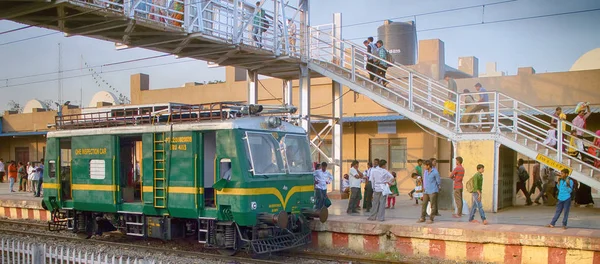 Bahnhof mit alter, schöner Lokomotive und Fahrgästen — Stockfoto