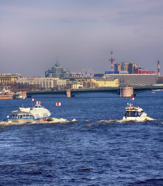 Saray köprü Neva Nehri üzerinde