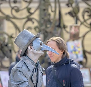 Adam şeytan ve Cyrano de Bergerac görüntüleri.