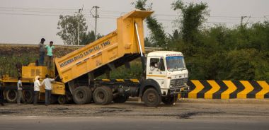 Yol çalışmaları ve Hindistan yollarının yapımı. 