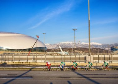 Bahar asfalt yolda Bisiklet eğitim