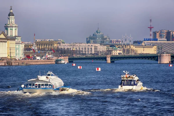 Palace bridge över floden Neva — Stockfoto