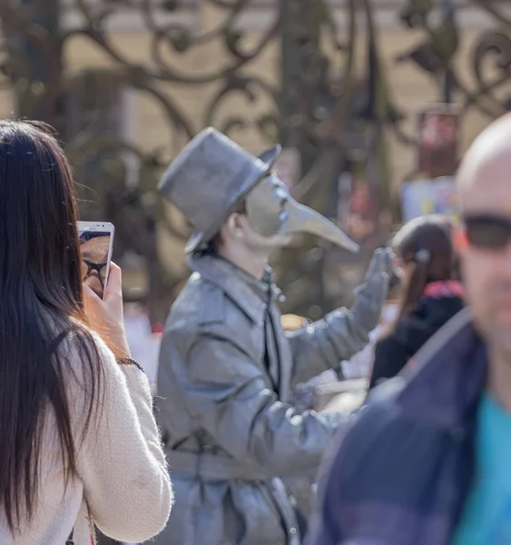 Selfie menina russa no fundo da multidão ambulante — Fotografia de Stock