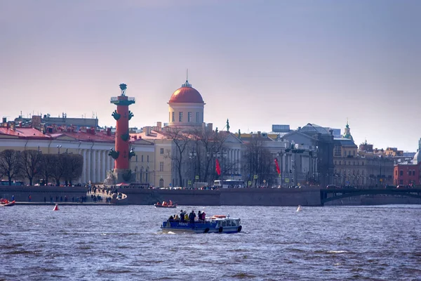 老圣彼得斯堡证券交易所、 延髓头端列和尖顶在涅瓦河上的日落，俄罗斯的海军部大楼 — 图库照片