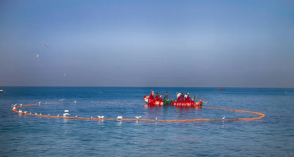 Hint balıkçılar grafik olarak boyalı Seine çekin tekne 2 sağ. — Stok fotoğraf