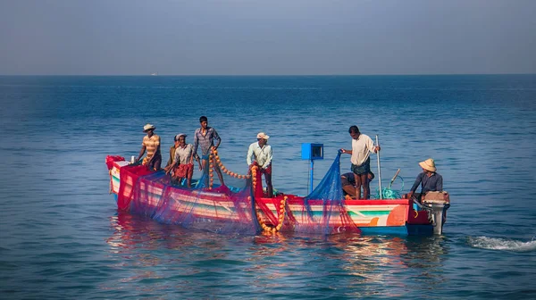 Pescadores indios tiran gráficamente pintado Sena derecha en el barco 2 . — Foto de Stock