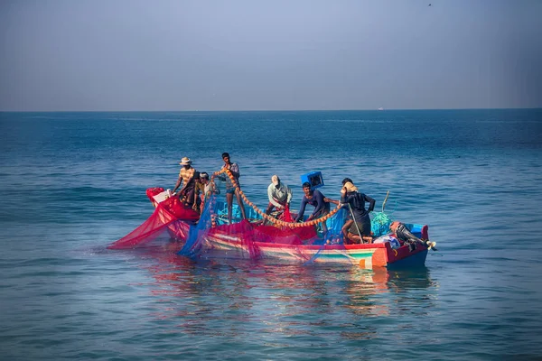 Pêcheurs indiens tirent graphiquement la Seine peinte droit dans le bateau 2 . — Photo