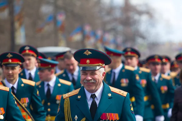 Soldados em desfile em novo uniforme em ruas da cidade — Fotografia de Stock