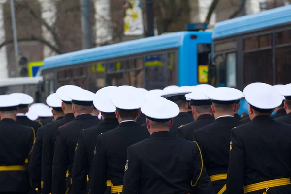 Soldados em desfile em novo uniforme em ruas da cidade — Fotografia de Stock