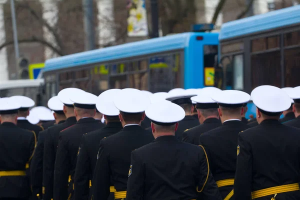 Солдаты на параде в новой форме на улицах города — стоковое фото