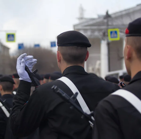 士兵们列队行进的但新制服，在城市的街道上 — 图库照片