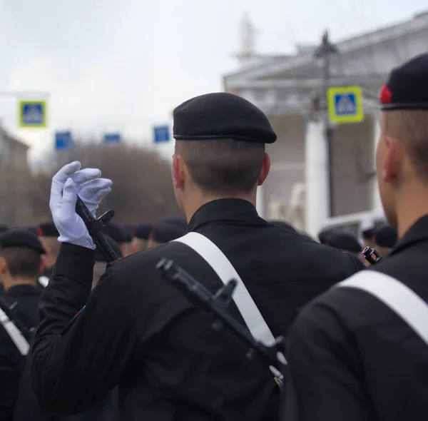 Soldati in parata in nuova uniforme sulle strade della città — Foto Stock