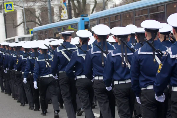 Soldados em desfile em novo uniforme em ruas da cidade — Fotografia de Stock