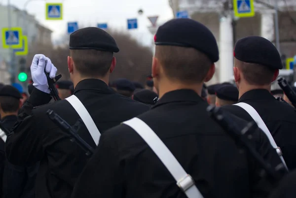 Soldados em desfile em novo uniforme em ruas da cidade — Fotografia de Stock