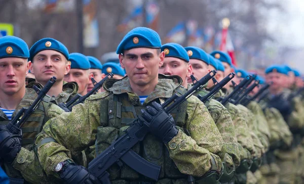 Солдаты на параде в новой форме на улицах города — стоковое фото