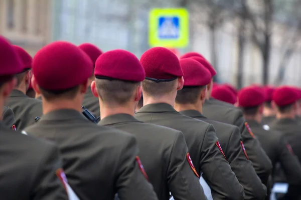 Soldati in parata in nuova uniforme sulle strade della città — Foto Stock