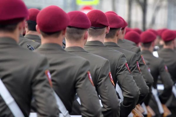 Vojáci na přehlídce v nové uniformě v ulicích města — Stock fotografie