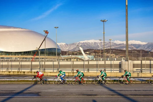 Cykel utbildning våren på asfalterad väg — Stockfoto